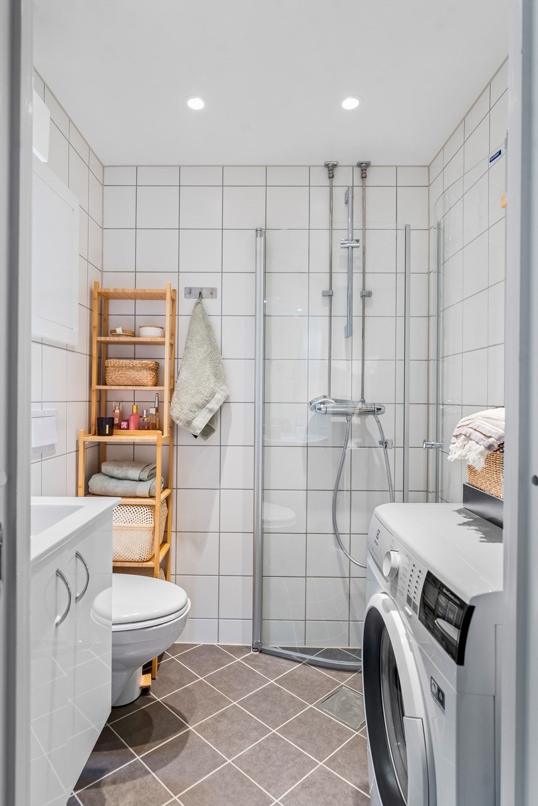 Badet ble oppusset i regi av borettslaget i 2018. Rommet har fliser på gulv og vegger. Galleribilde