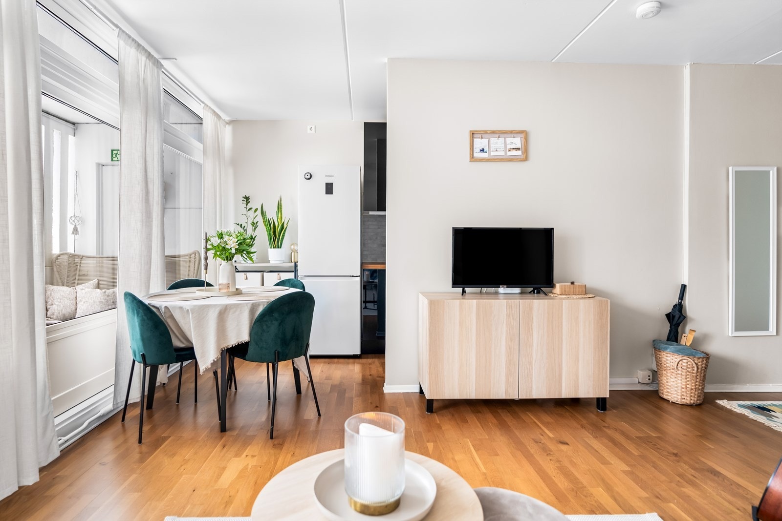 Leilighetens planløsning er åpen og sosial, samtidig som det er etablert svært smarte løsninger for å utnytte plassen maksimalt. Galleribilde