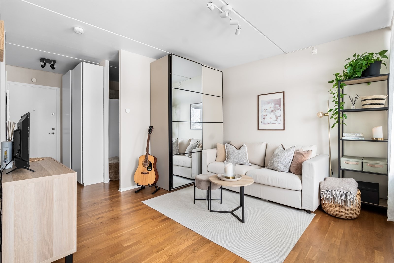 Her er plassen godt utnyttet, og det er fint plass til sofa, tv-møbel og spisebord. Galleribilde