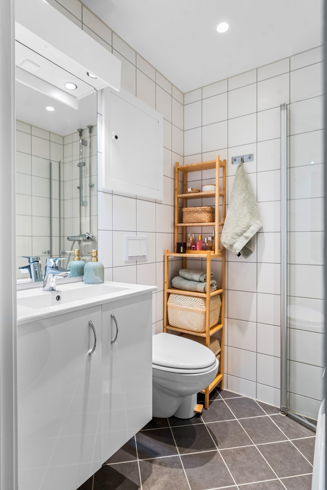 Innredningen består av et underskap med servant, speil og lys over servantskapet og en dusjsone med svingbare dusjvegger. Galleribilde