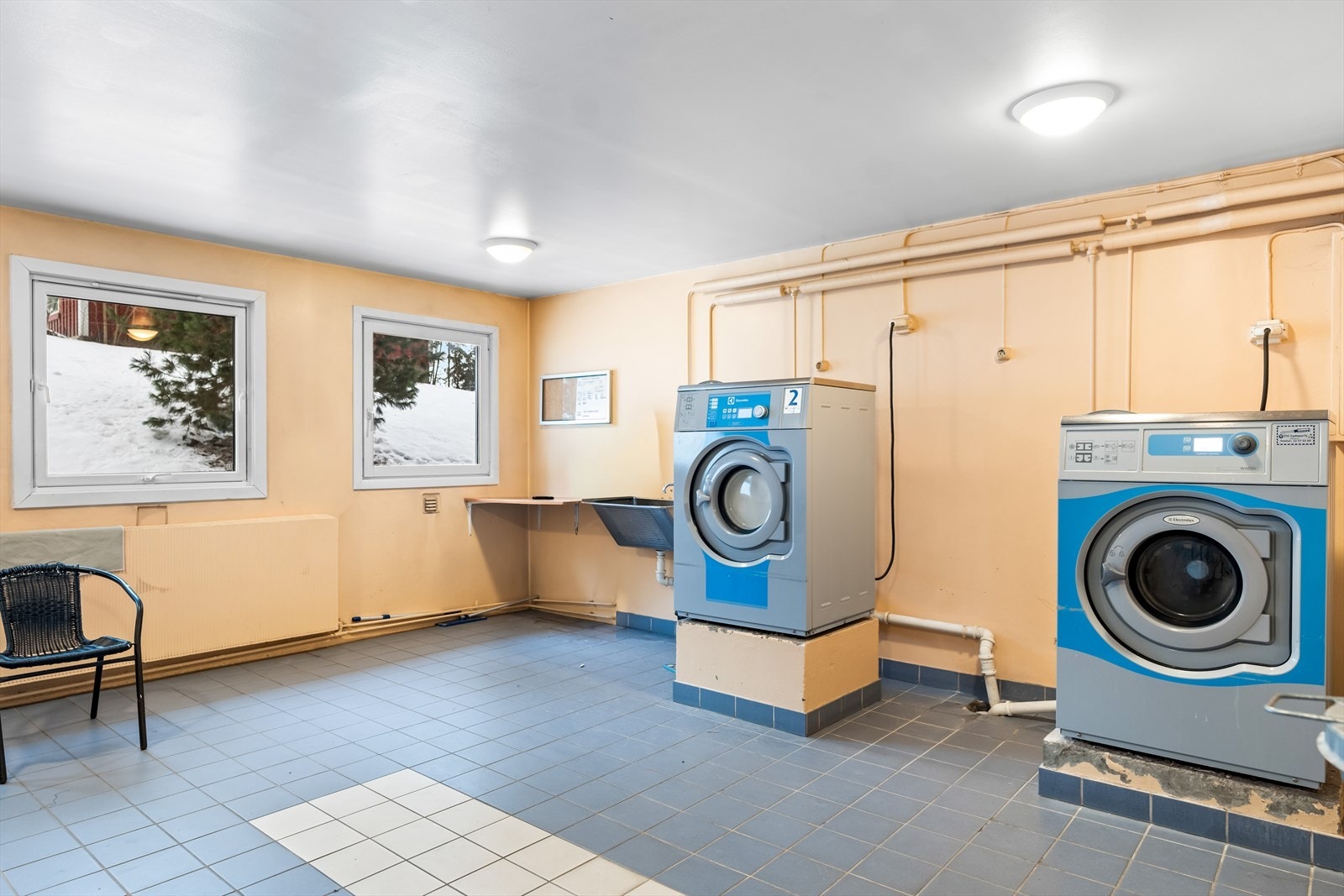Det er tilgang til fellesvaskeri i borettslaget, bruk av dette er inkludert i de månedlige felleskostnadene. Galleribilde