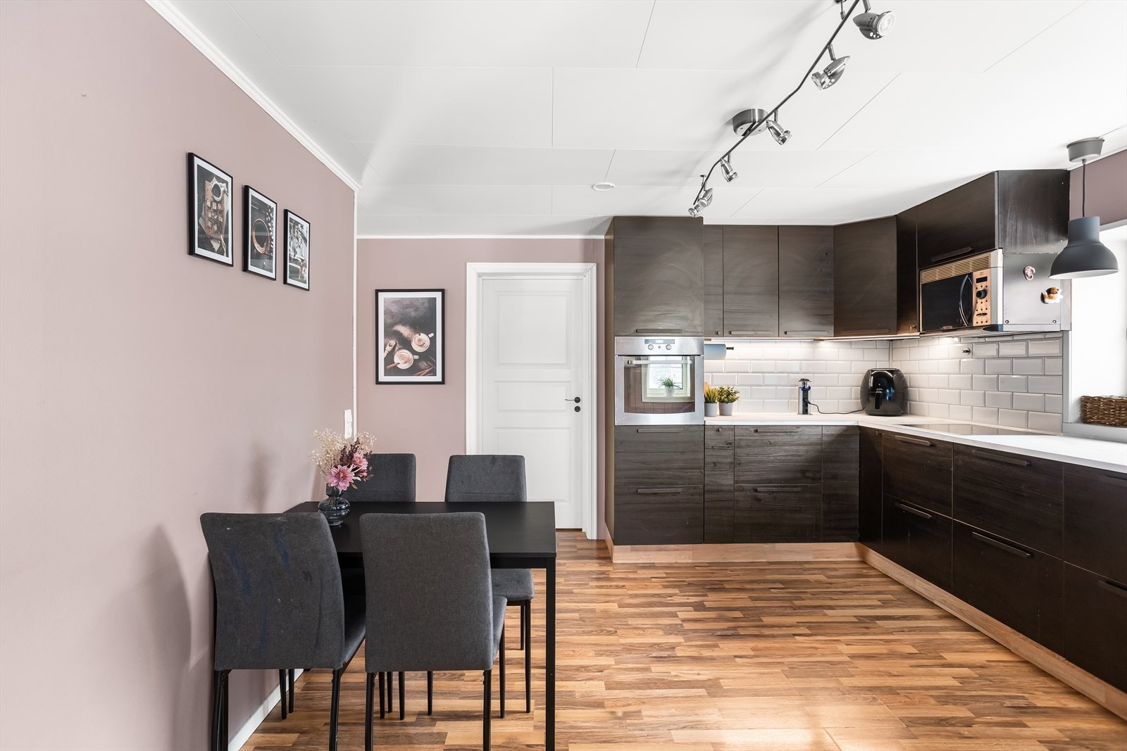 Også her er det plass til spisebord og stoler. Galleribilde