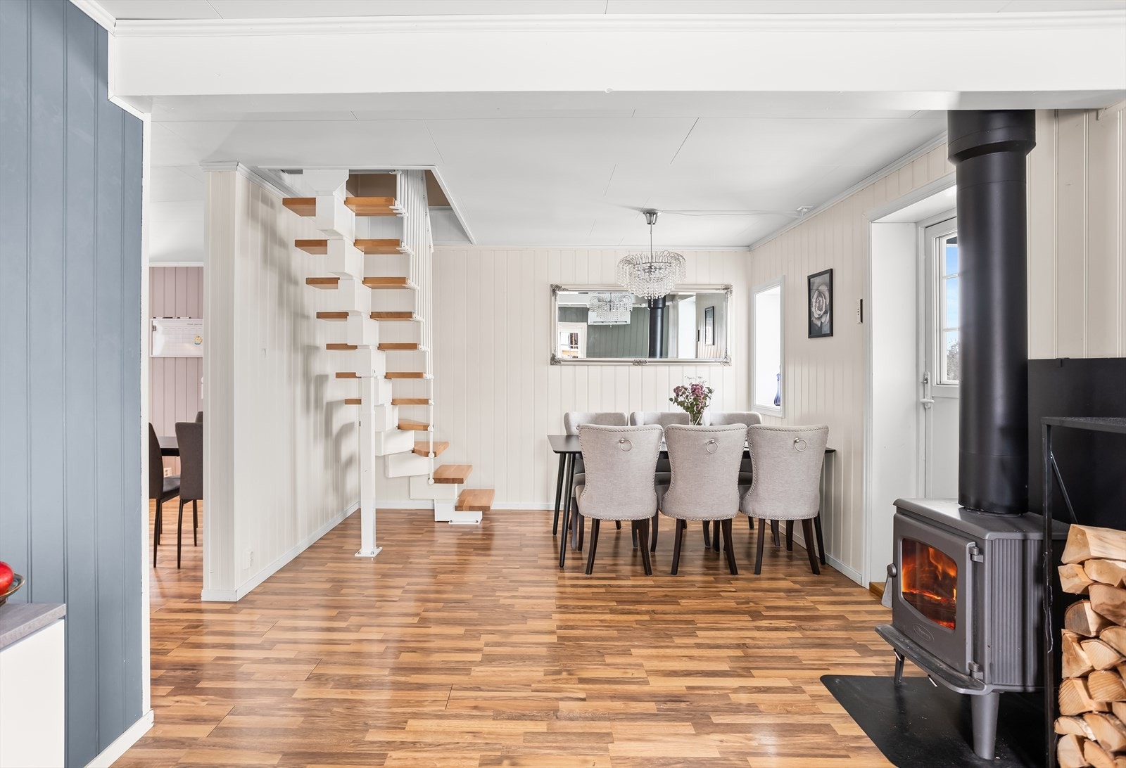 Boligen har delvis åpen stue-/kjøkkenløsning som skaper et luftig inntrykk. Galleribilde