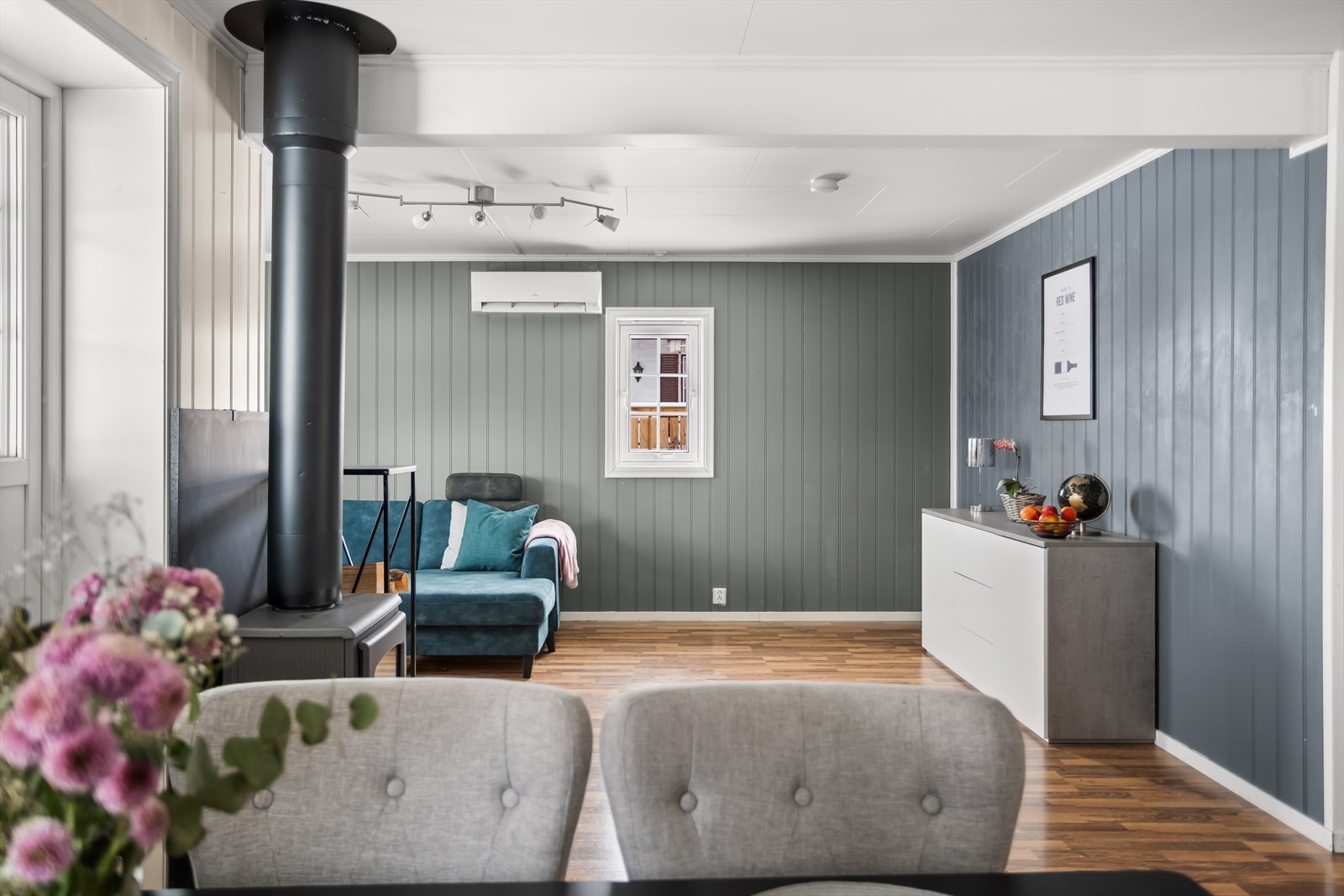 I stuen er det ildsted og store vindusflater. Galleribilde