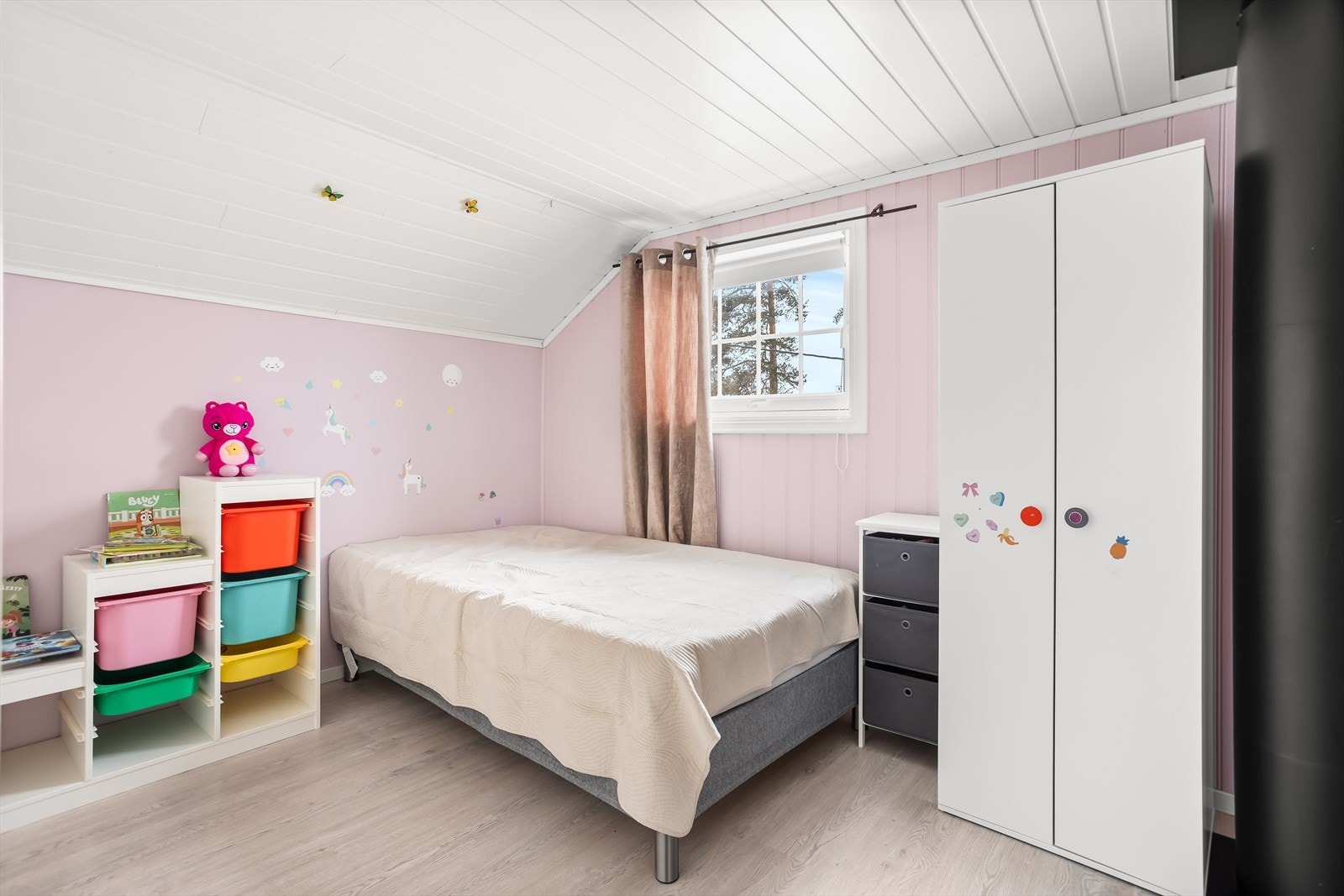 Det andre soverommet i 2. etasje er også av bra størrelse. Dette rommet er heller ikke godkjent til varig bruk. Galleribilde