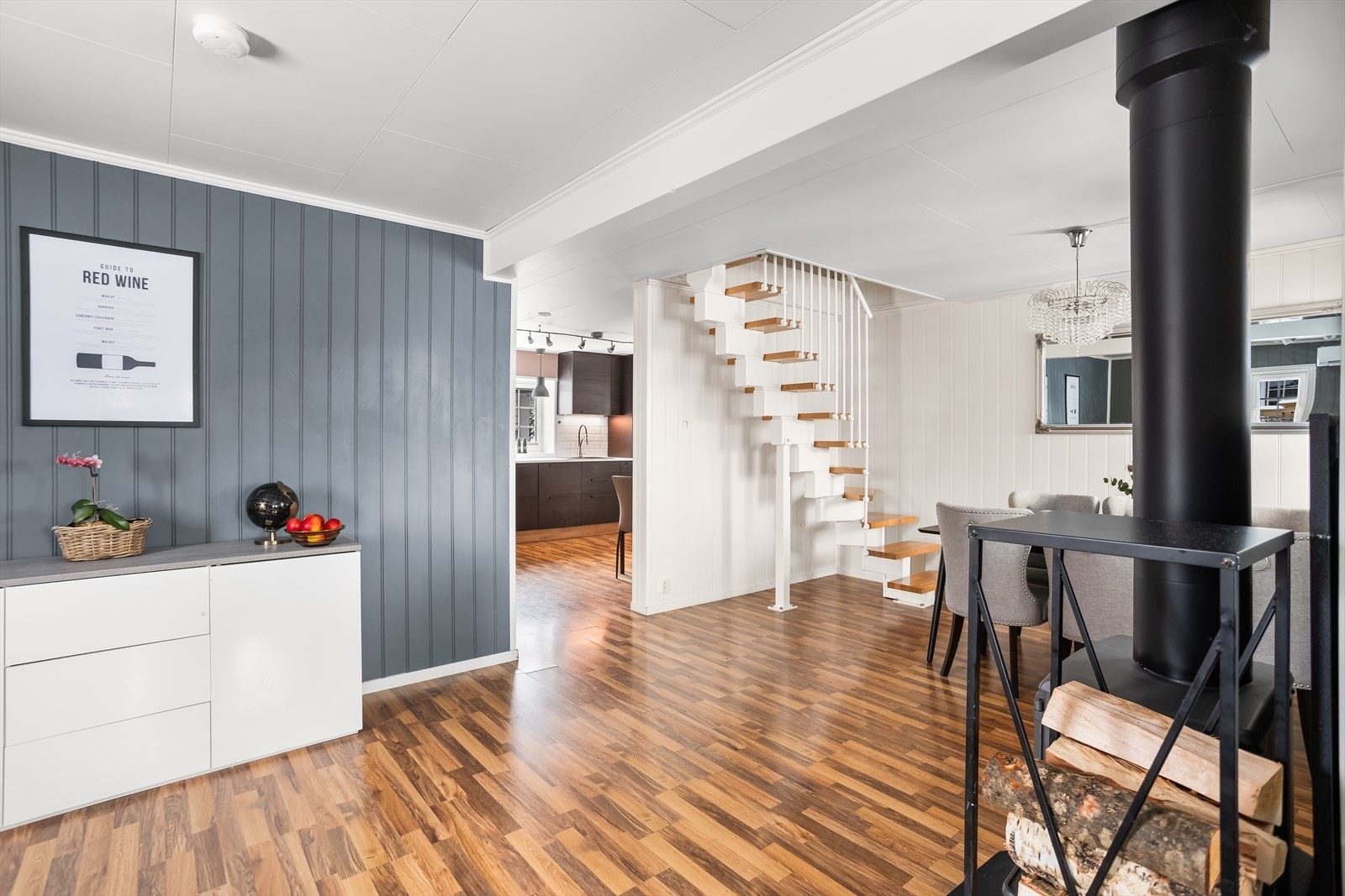 Boligen har tre-stavs parkettgulv som strekker seg naturlig gjennom de sosiale sonene. Galleribilde