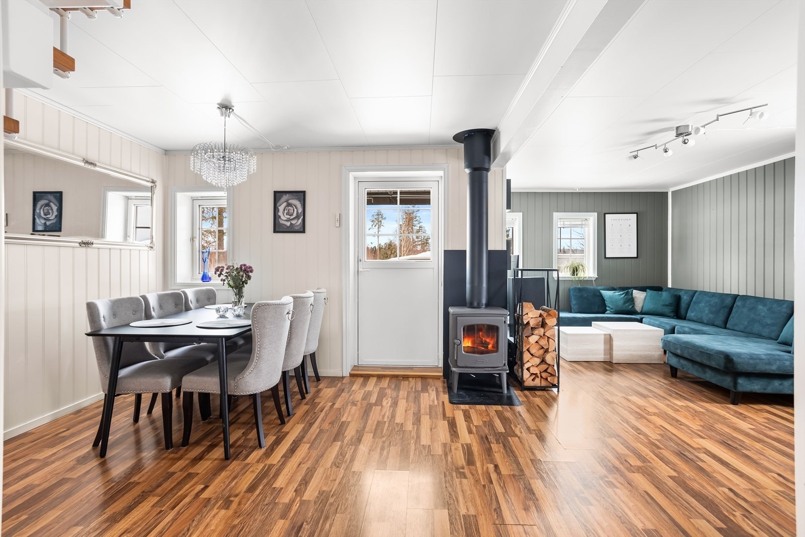 Stuen er romslig og holdt i lyse, tidløse farger. Galleribilde