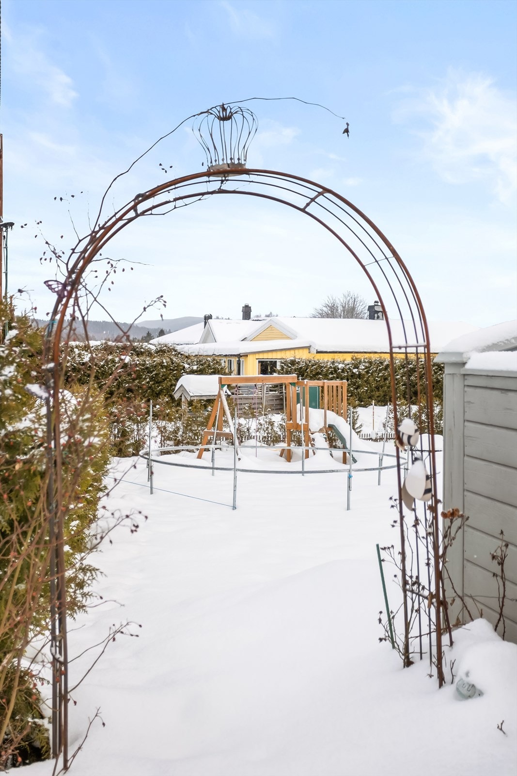 Hagen er pent opparbeidet og er et perfekt lekeareal for barn. Galleribilde