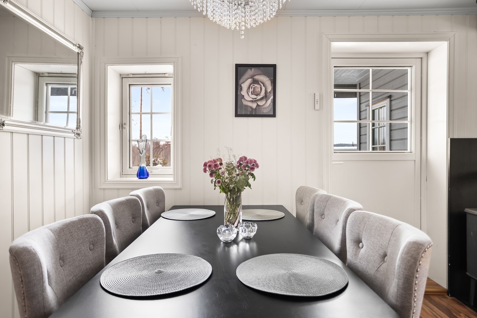 Her ifra er det utgang til boligens sydvestvendte terrasse på 19 m². Galleribilde