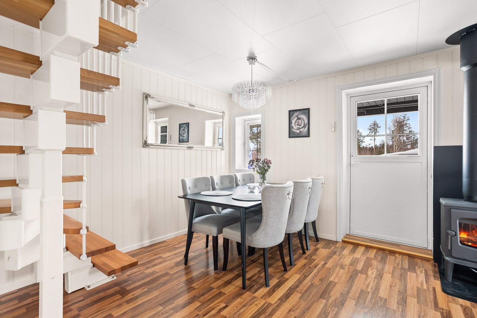 Rommet har også plass til en separat spisesone - perfekt for gjester og sosiale sammenkomster. Galleribilde