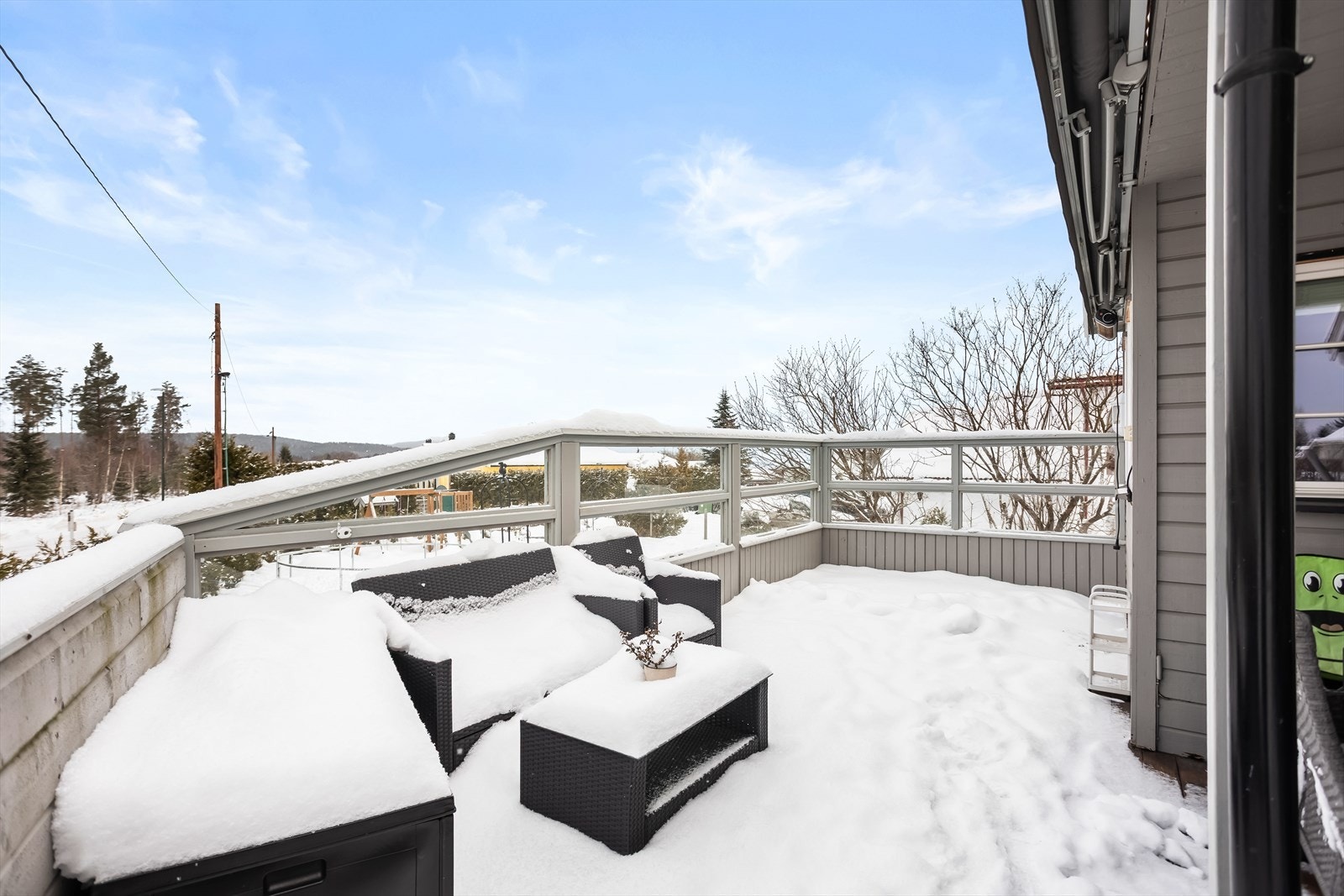 Boligen har attraktive utearealer med en stor og solrik terrasse. Galleribilde