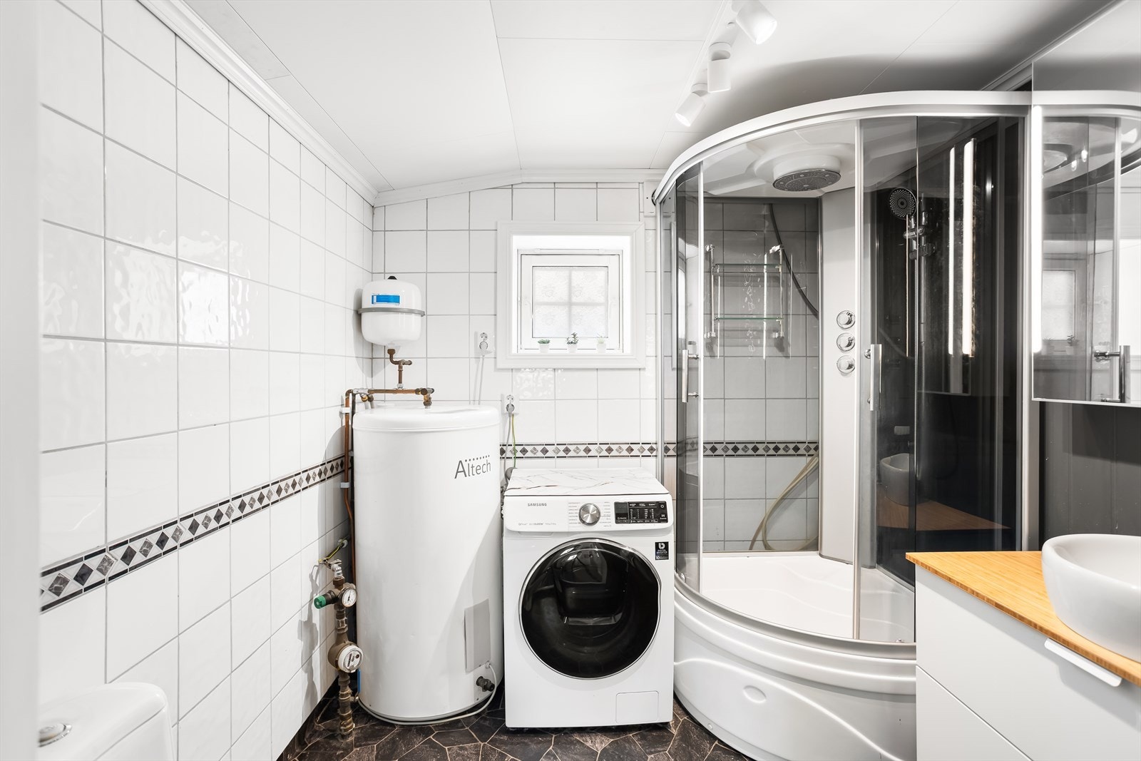 Badet ble pusset opp i 2009 og har gulvbelegg med gulvvarme og fliser på vegger. Galleribilde