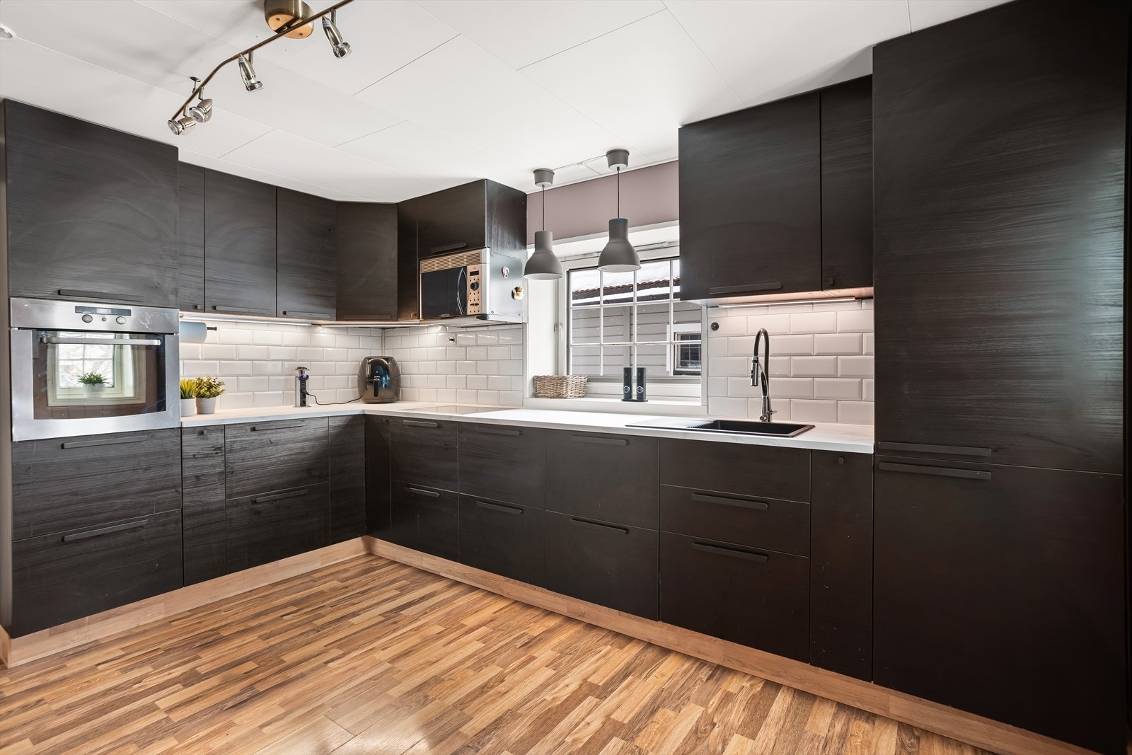 Det er integrerte hvitevarer som kjøl/frys, komfyr, platetopp og oppvaskmaskin. Galleribilde