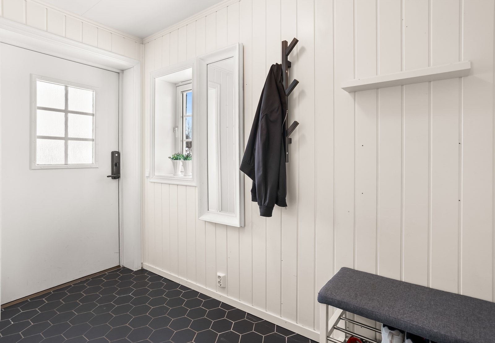 Her er det rikelig med plass til oppbevaring av yttertøy og sko. Galleribilde