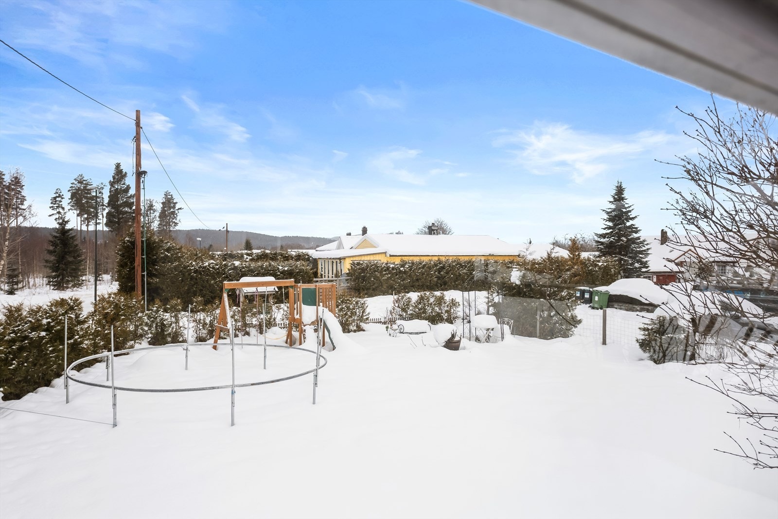 Fra terrassen har man utsikt mot egen hage og grønne vekster. Galleribilde