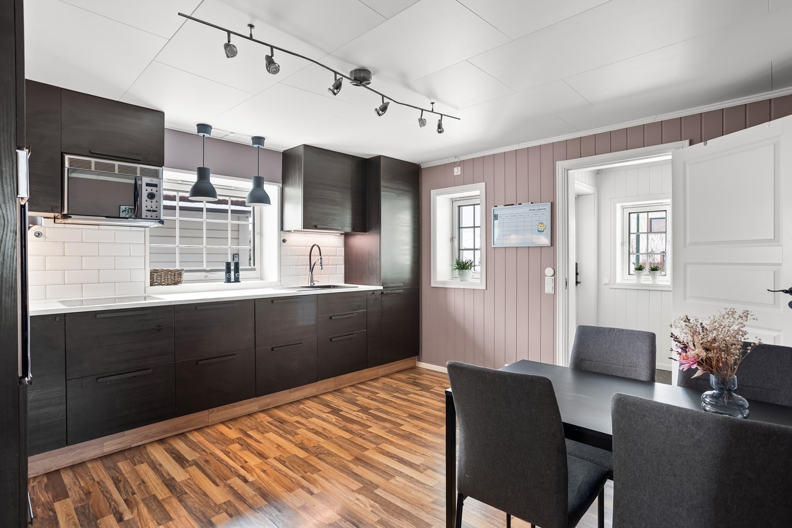 Fra kjøkkenet er det utgang til både gang, soverom og stue. Galleribilde