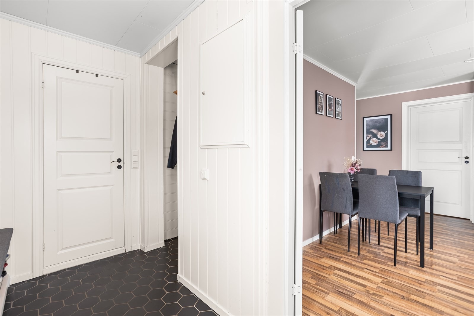 Entréen er lys og har varmekabler i gulv. Galleribilde