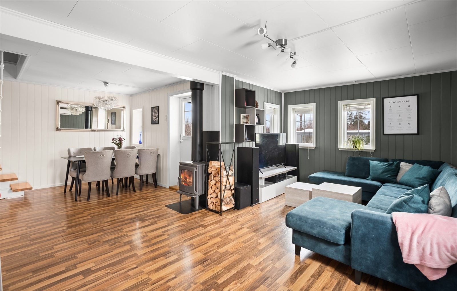 Rommet har en praktisk utforming som gir god plass til en egen sofagruppe. Galleribilde