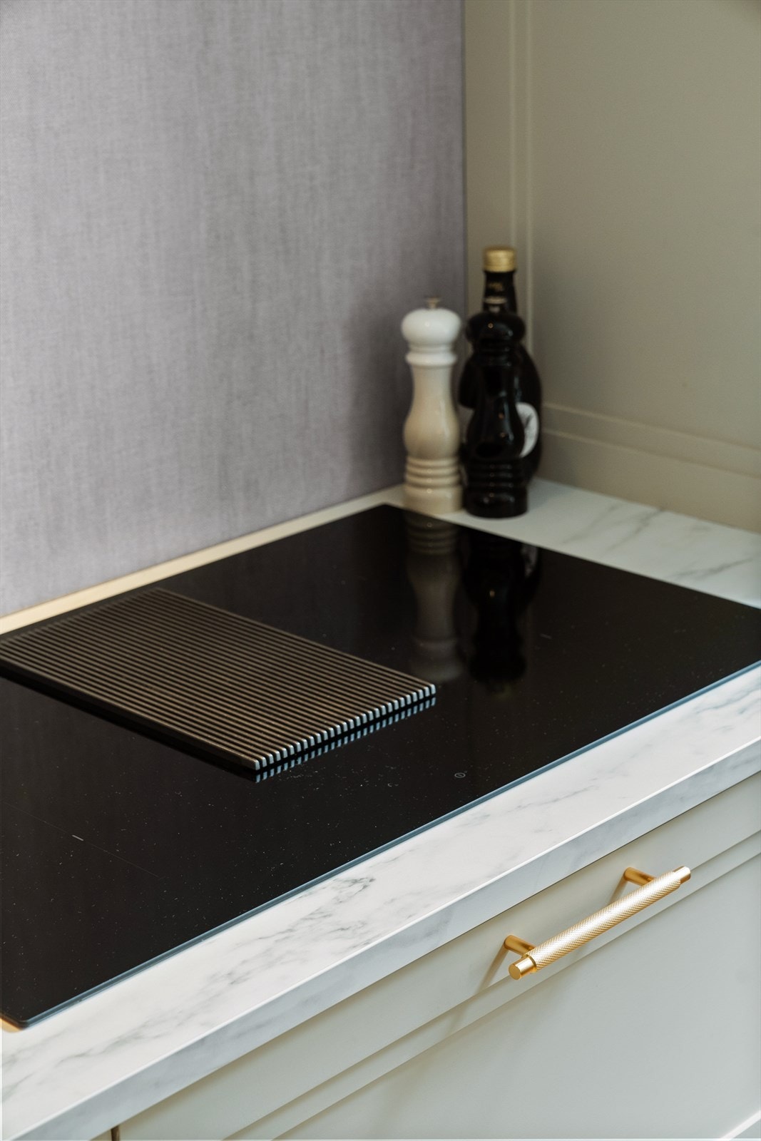 Ventilasjon ivaretas av kullfilterventilator integrert i platetoppen. Galleribilde