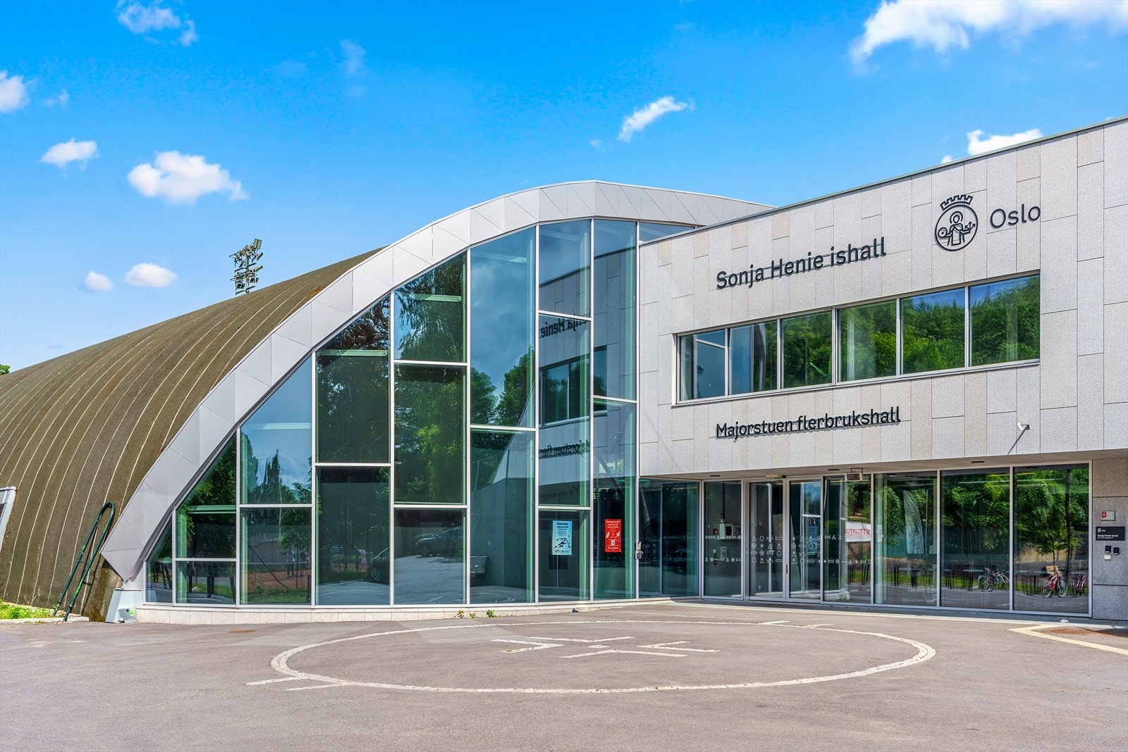 Sonja Henie Ishall - moderne ishall for både trening og publikum i nærområdet. Galleribilde