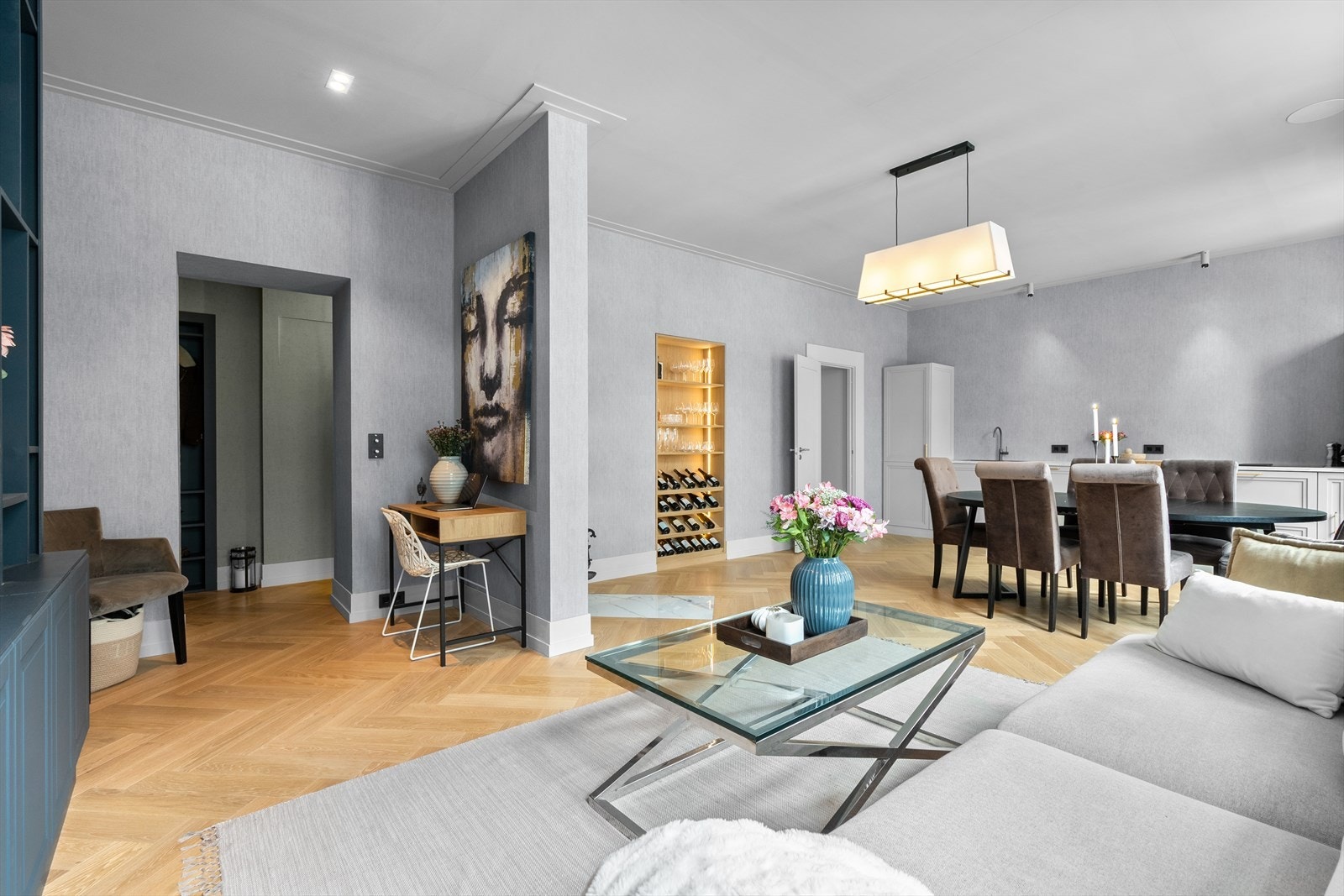 I stuen er det etablert innfelte downlights som gir behagelig og jevn belysning, samt integrerte høyttalere som bidrar til en diskret og helhetlig løsning. Galleribilde