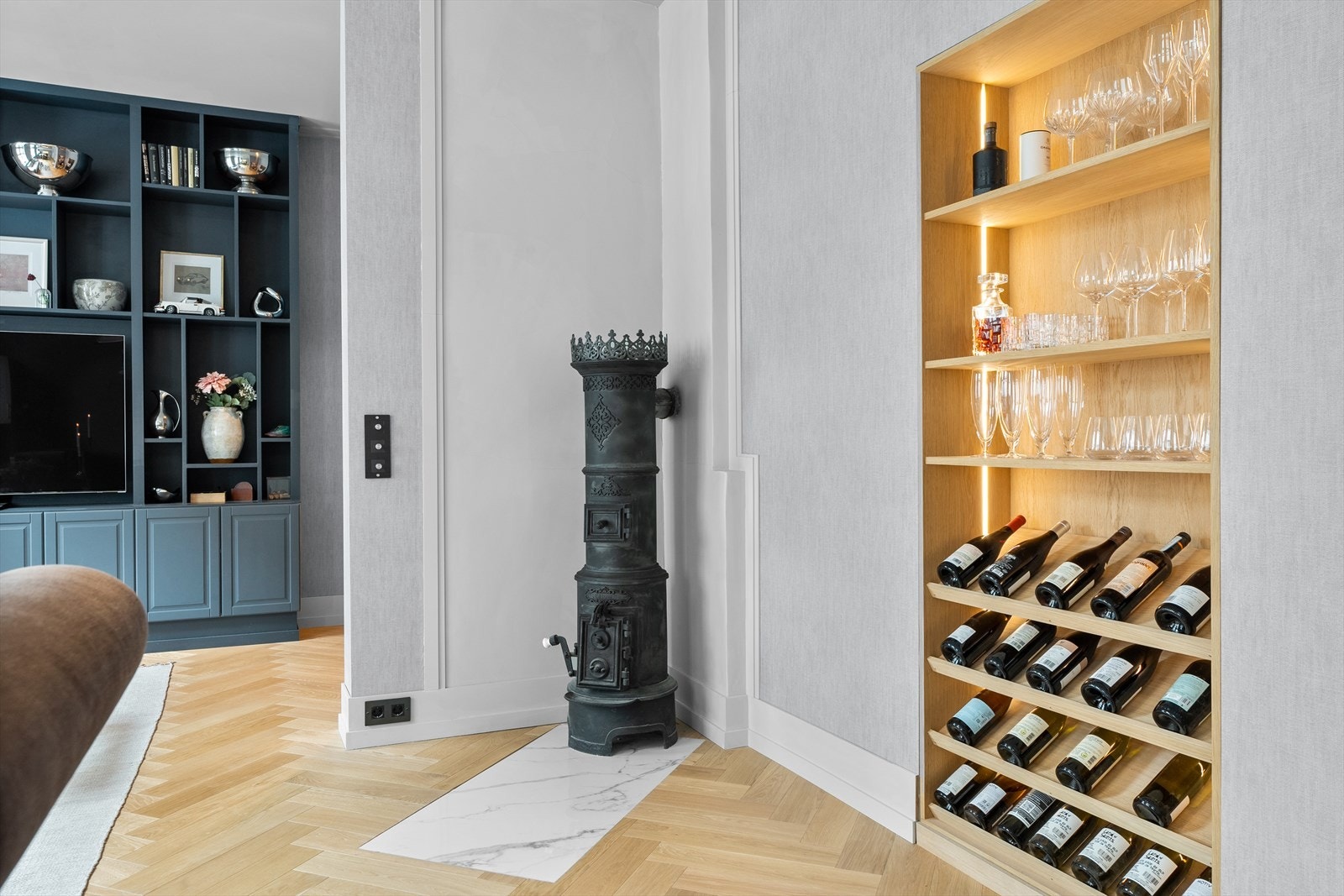 I stuen finner du også en stemningsfull, klassisk rundovn som gir behagelig varme og en lun atmosfære på kjølige dager. Galleribilde