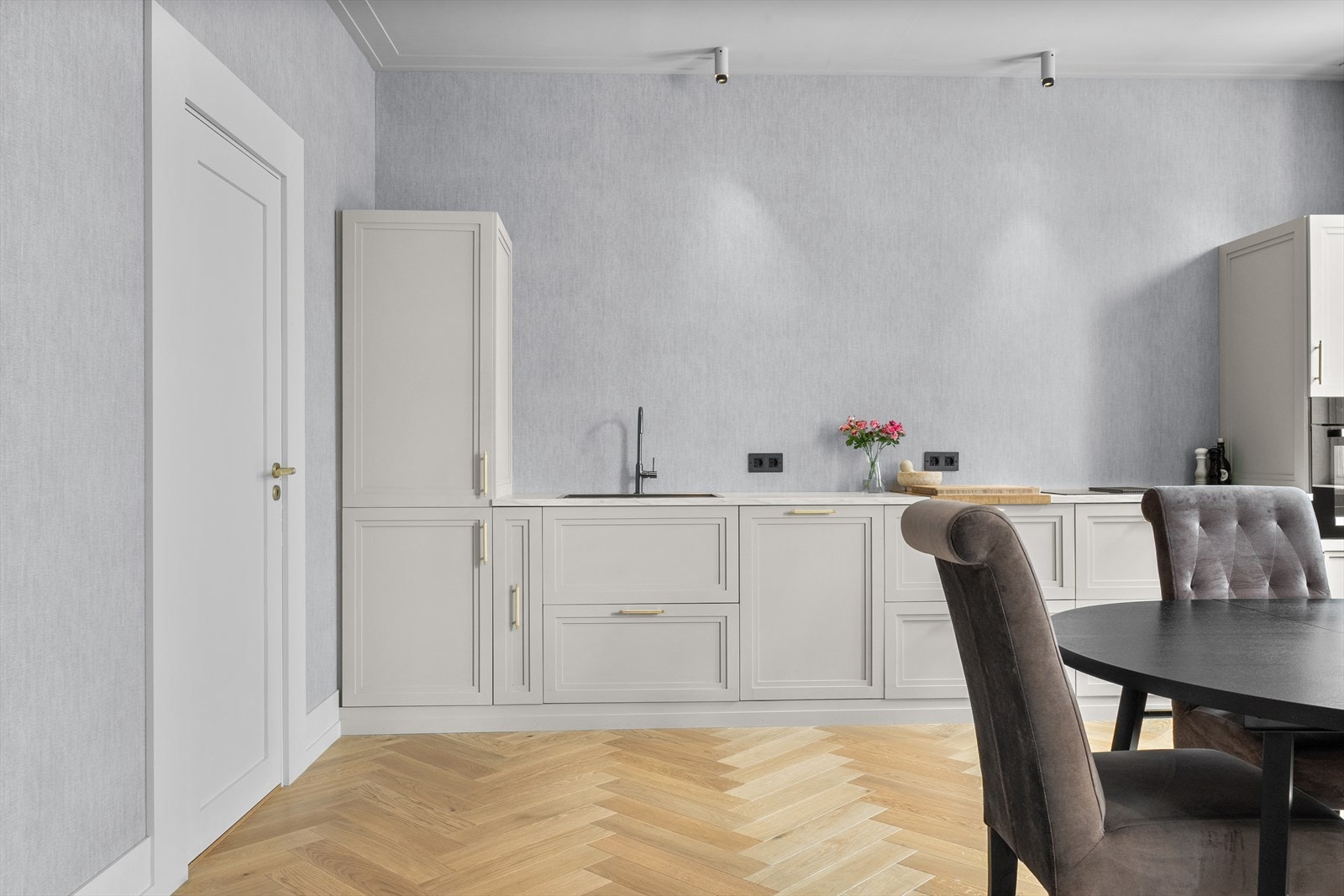 Stilrent kjøkken med god skap- og benkeplass som gir effektive arbeidsflater og gode oppbevaringsmuligheter. Galleribilde