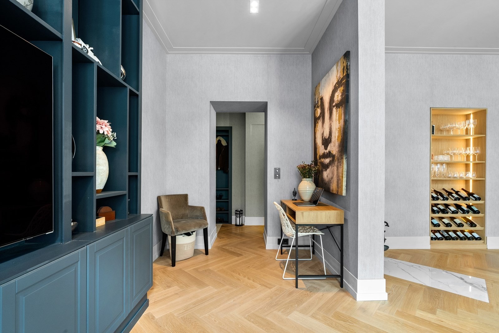 Rommet har en naturlig nisje som egner seg svært godt til å etablere en praktisk kontorsone eller hjemmearbeidsplass. Her får man en skjermet arbeidsplass samtidig som man beholder kontakten med oppholdsrommet. Galleribilde