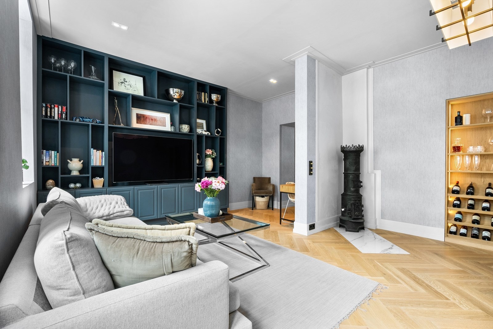 Planløsningen gir gode og fleksible møbleringsmuligheter med naturlig plass til både sofagruppe, TV-møblement og spisebord med tilhørende stoler. Galleribilde