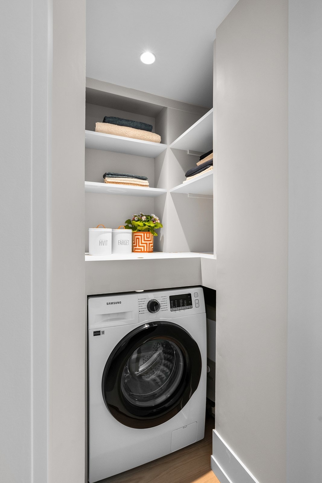 I tilknytning til soverommet er det et eget vaske-/teknisk rom. Galleribilde