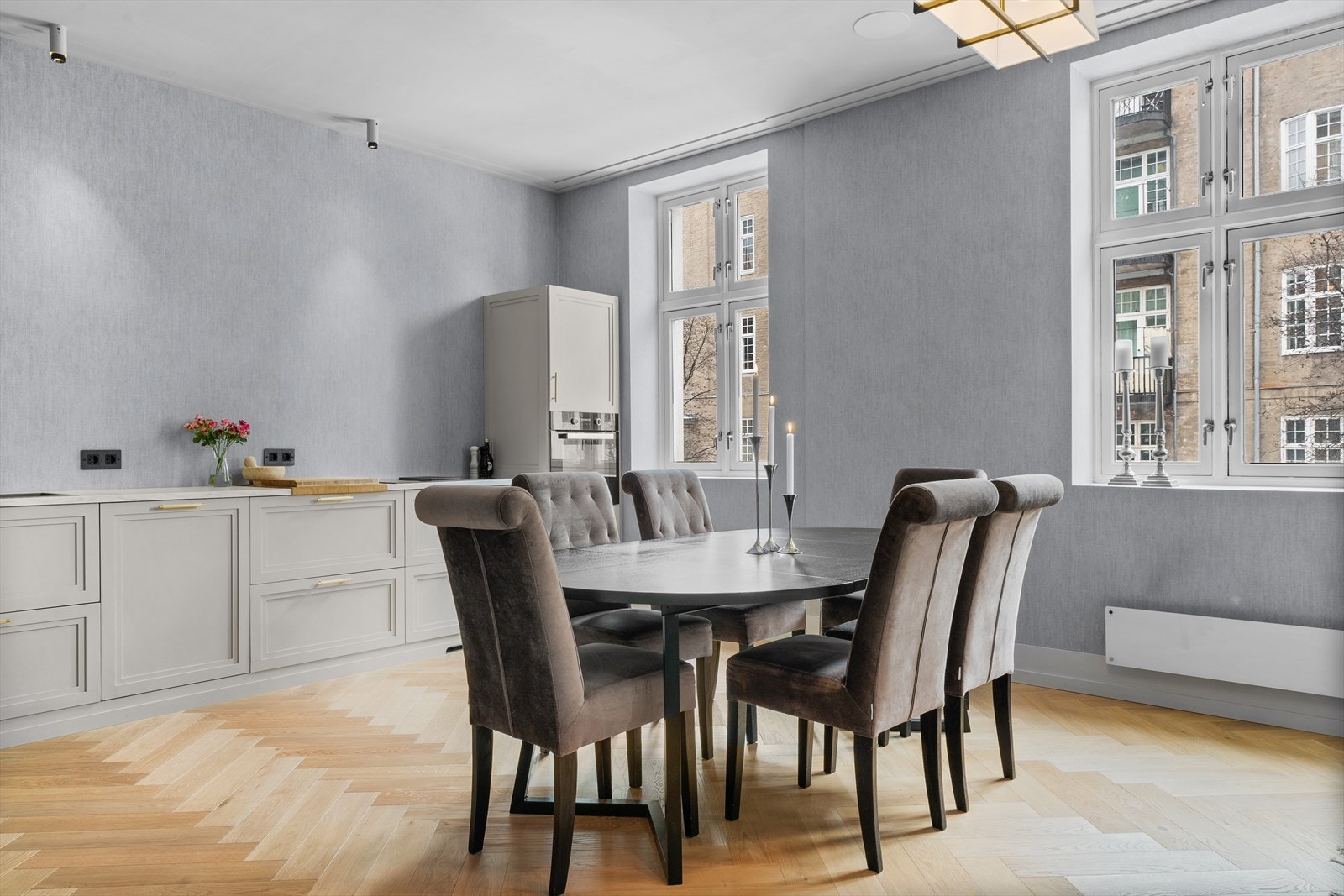 I tilknytning til kjøkkenet er det god plass til et romslig spisebord, noe som legger til rette for hyggelige sammenkomster og gode måltider med familie og gjester. Galleribilde