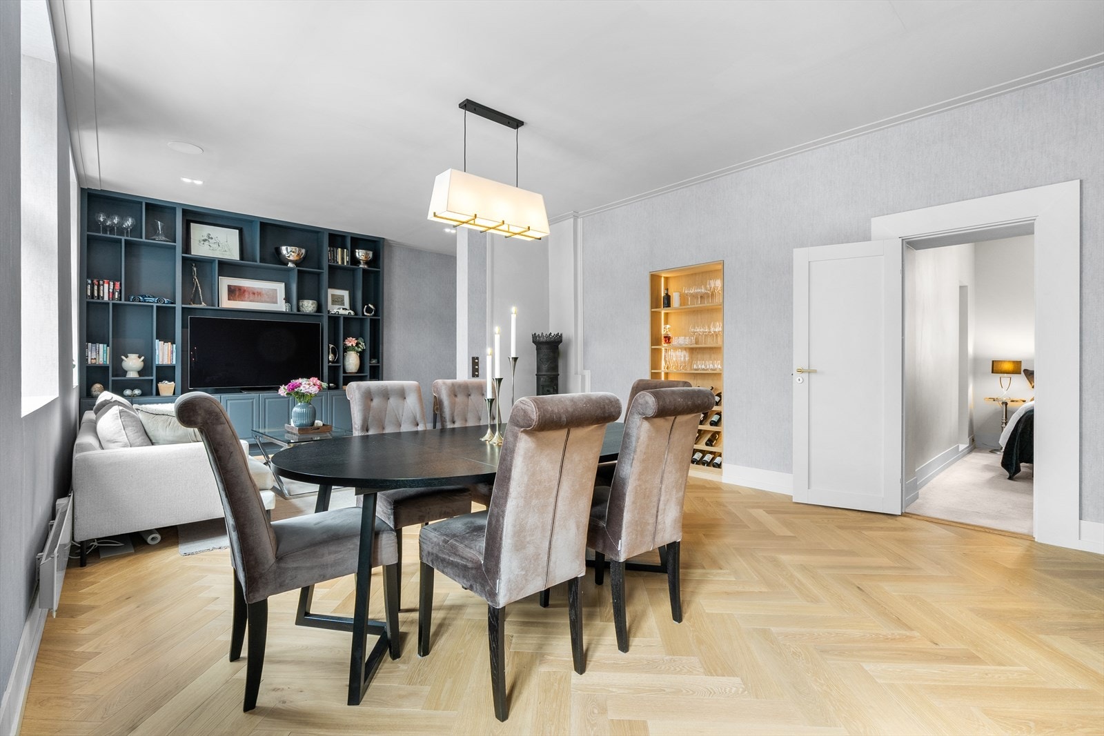 Stuen fremstår som lys og luftig med store vindusflater som gir rikelig innslipp av naturlig lys og en generøs takhøyde på hele 2,94 meter. Galleribilde