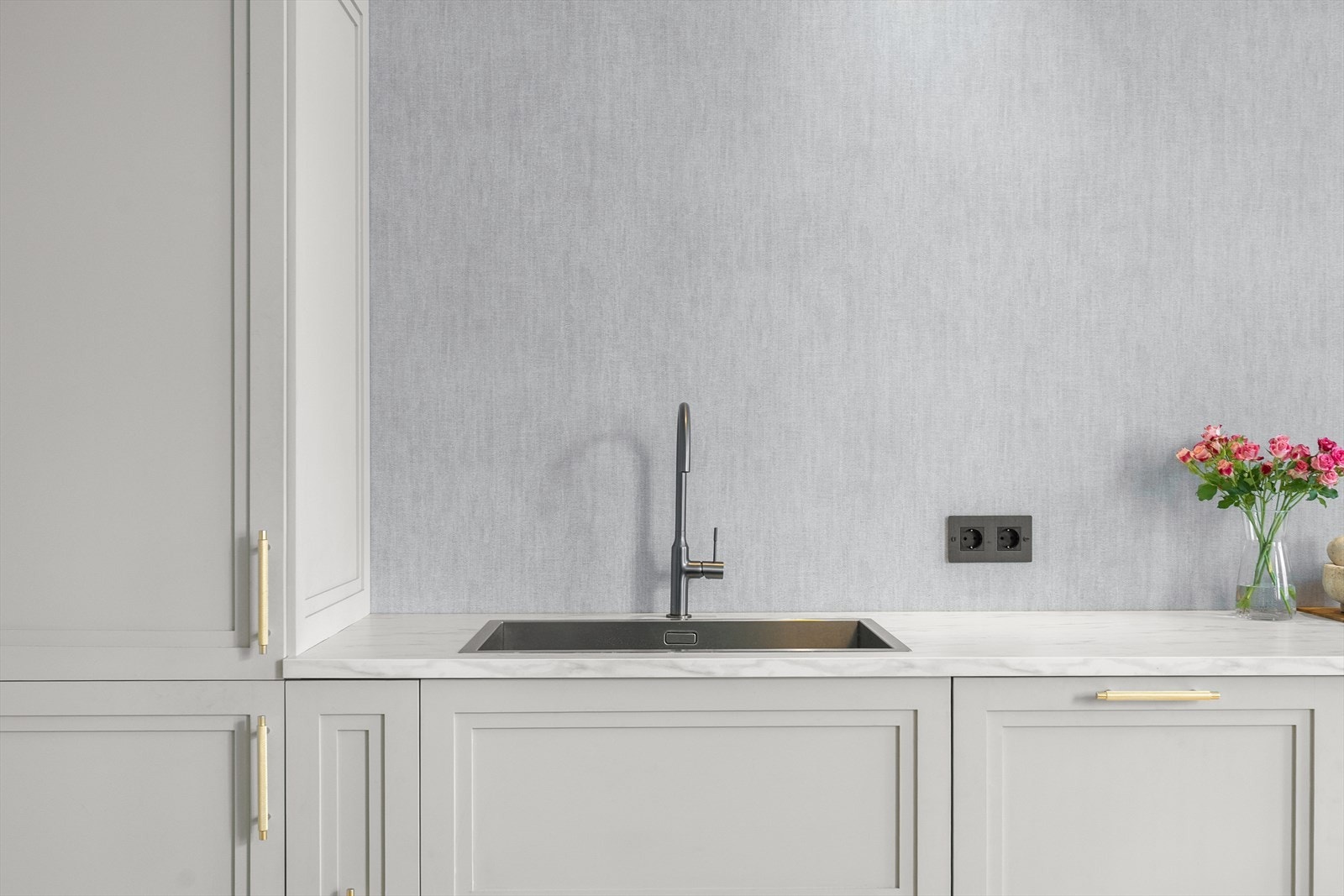 Kjøkkenet er helintegrert og utstyrt med kjøl-/fryseskap, oppvaskmaskin, platetopp og stekeovn, noe som gir et ryddig og helhetlig preg. Galleribilde