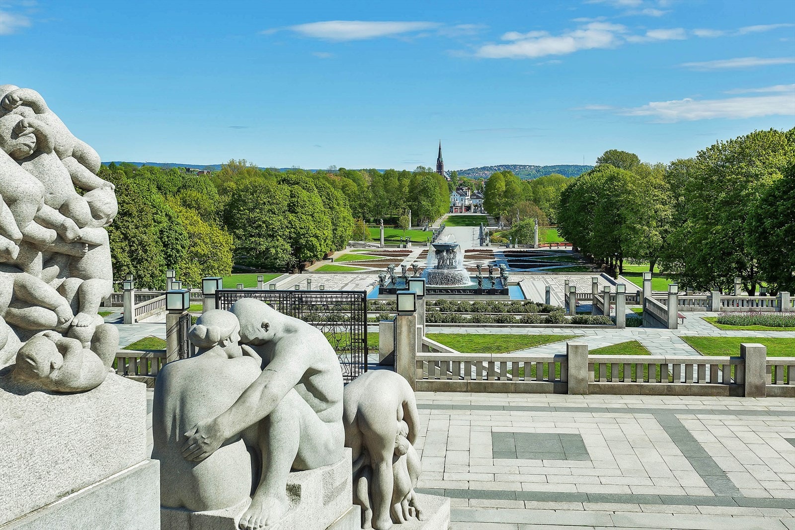 Frognerparken - et idyllisk grøntområde midt i byen, perfekt for tur og rekreasjon. Galleribilde
