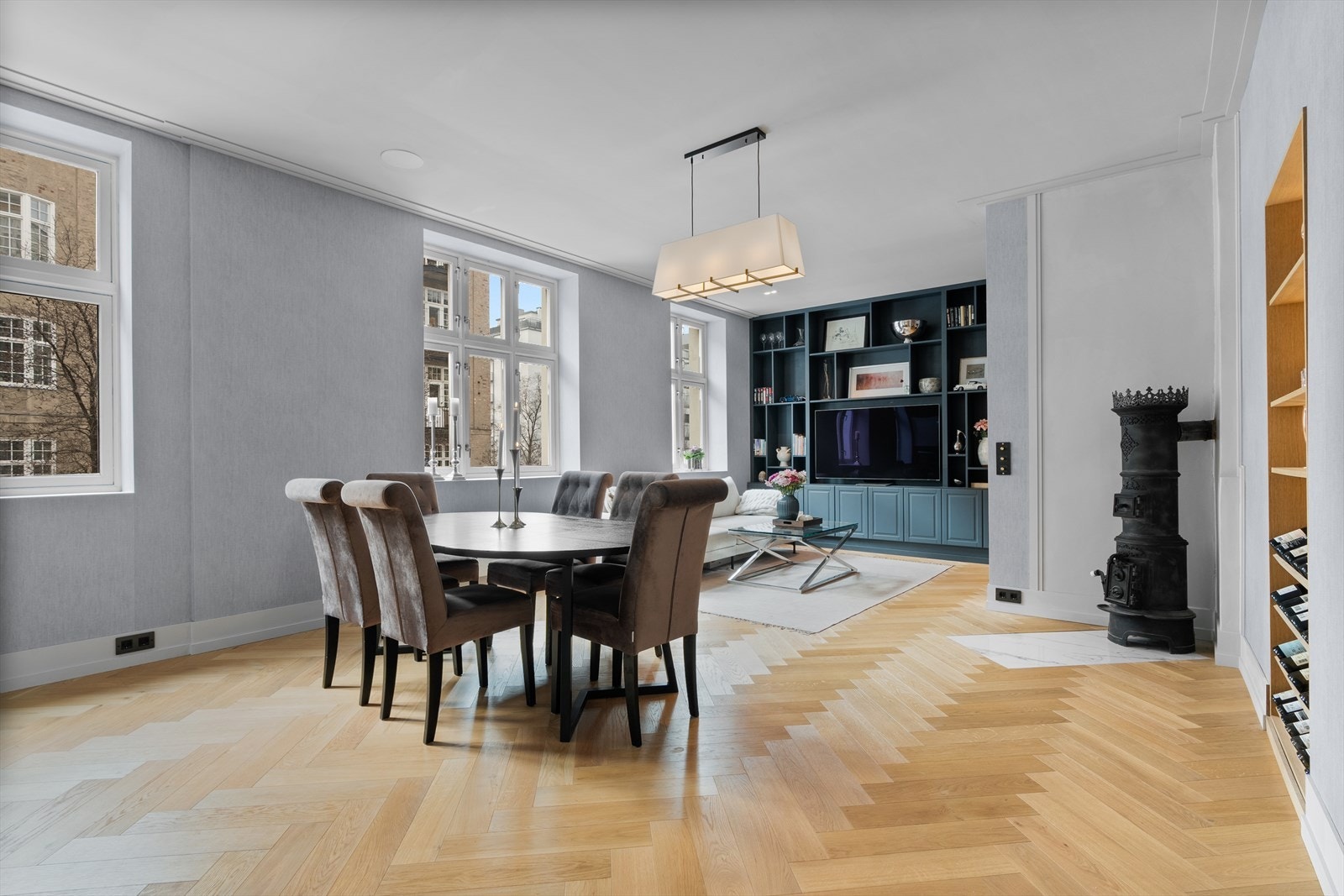 Veggflatene er kledd i en delikat tapet som gir dybde og karakter, og bidrar til en rolig og harmonisk atmosfære. Galleribilde