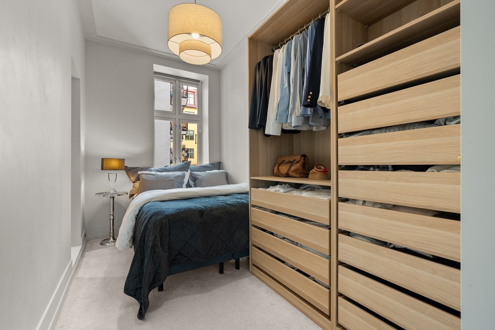 Soverommet er romslig, med plass til dobbeltseng, nattbord og tilhørende møbler. Galleribilde