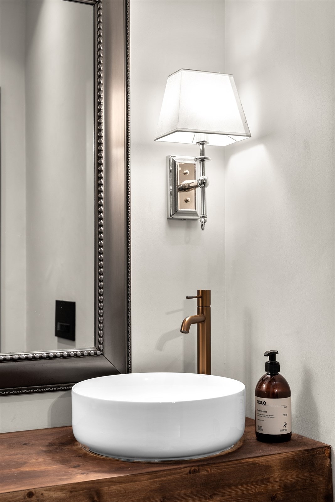 På badet er det innfelte downlights og integrerte høyttalere i himlingen. Galleribilde