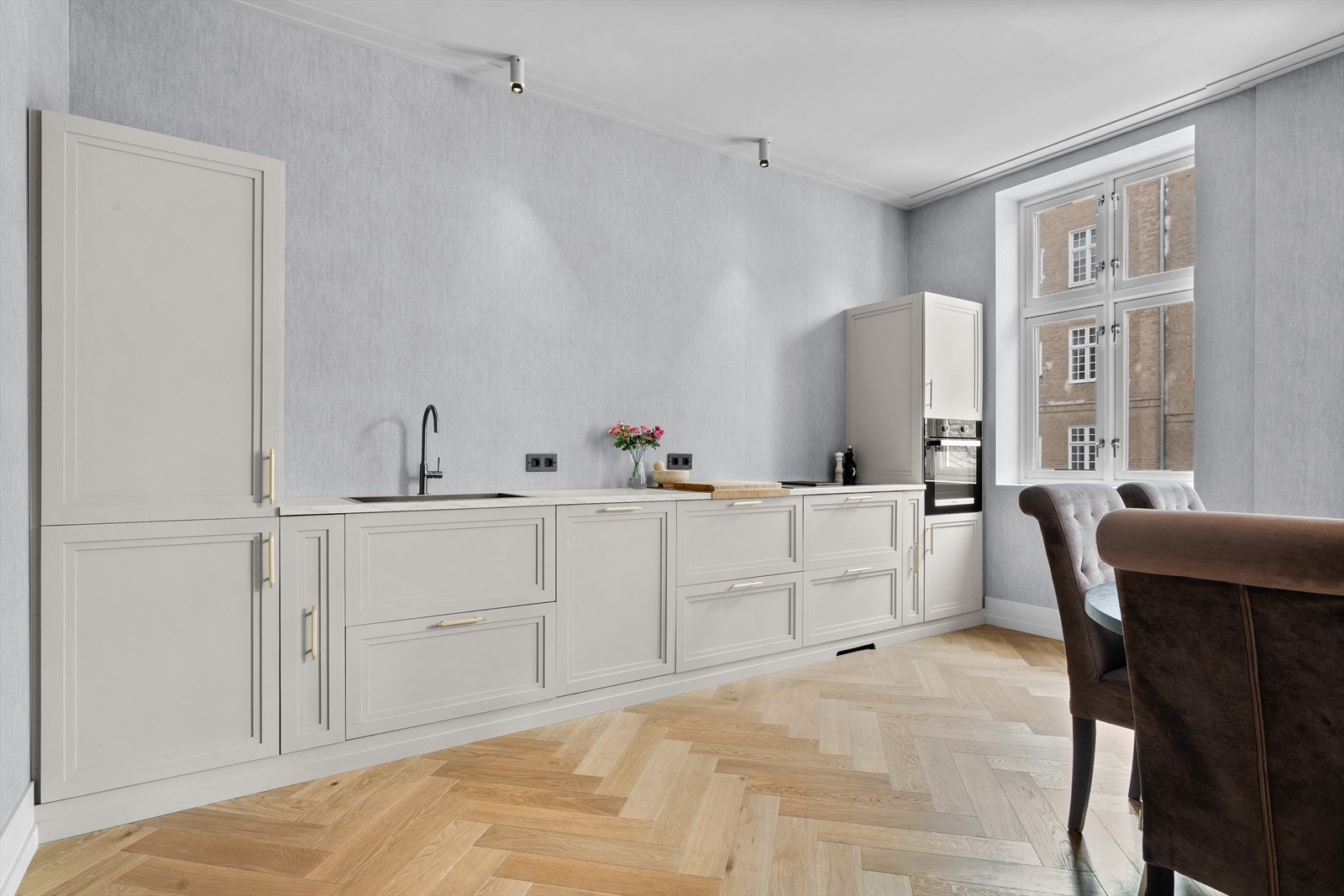 Innredningen har profilerte fronter som gir et klassisk uttrykk, kombinert med slitesterk laminat benkeplate og nedfelt vaskekum. Galleribilde