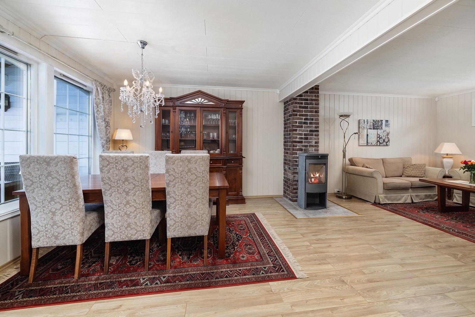 Et romslig allrom med mulighet for møblering av både sofa- og spisegruppe. Galleribilde