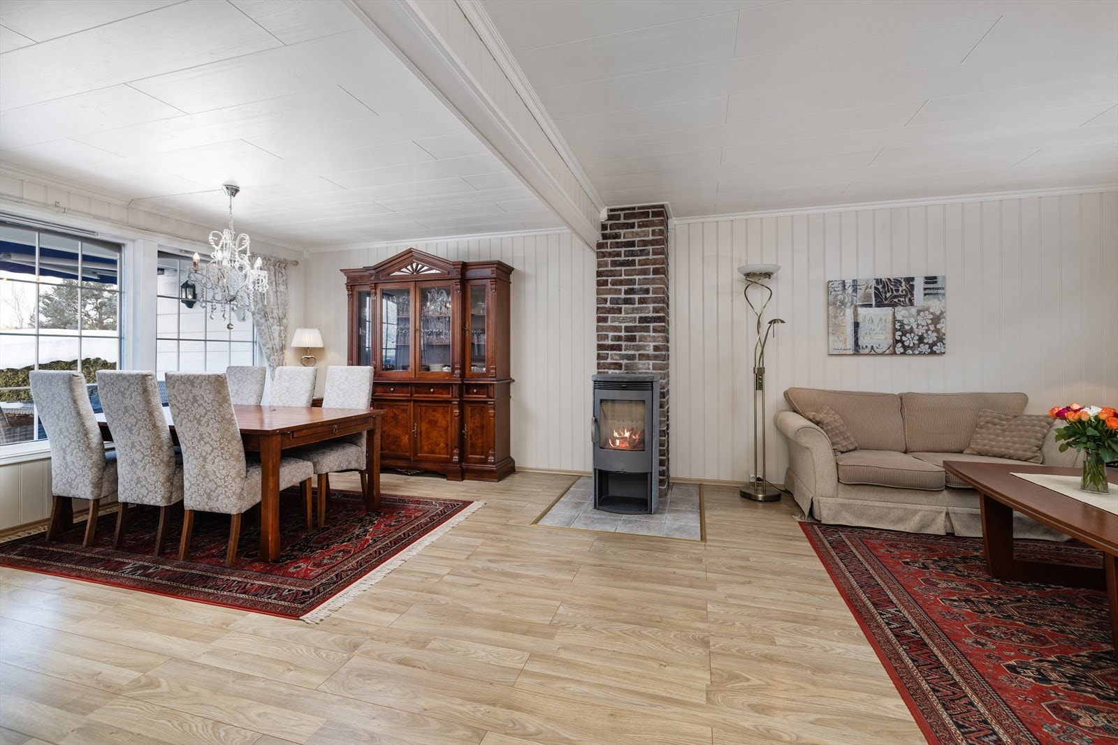 Boligens stue oppleves som lys og luftig med godt lysinnslipp. Galleribilde