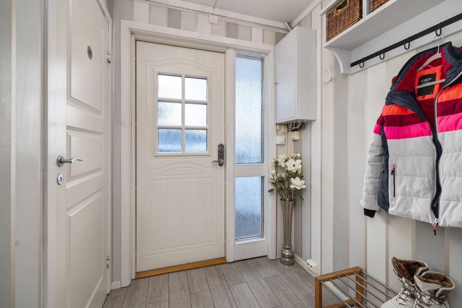 I entréen har man plass til oppheng av yttertøy og sette fra seg sko. Velkommen inn! Galleribilde
