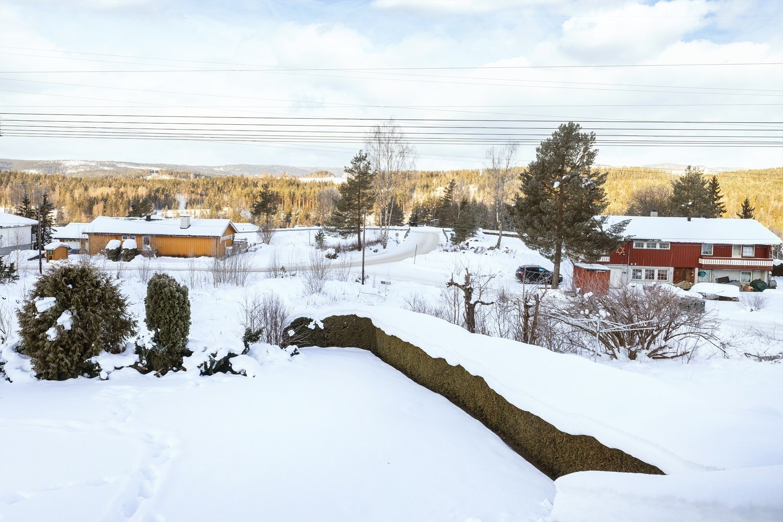 Boligen ligger i et barnevennlig og solrikt nabolag, nord for Åmot sentrum, med gangavstand til sentrum som byr på de fleste servicetilbud, samt barnehager og skoler. Galleribilde