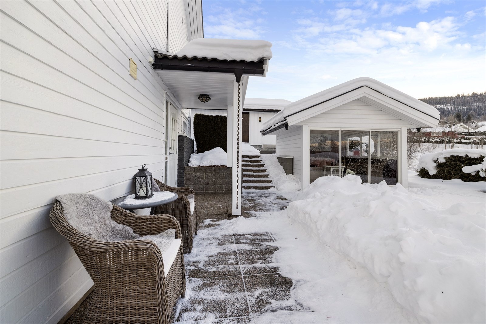 Inngangspartiet ligger skjermet til på siden av boligen og er overbygget. Galleribilde