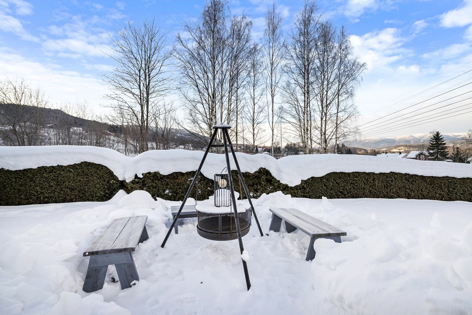 Tomten har plen og hage mot sørvest, og det er plantet hekk langs tomtegrensen. Galleribilde
