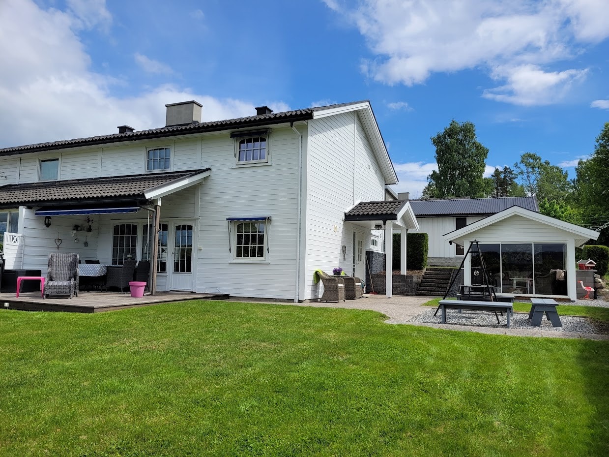 Sommerbilde av uteplassen - selgers eget foto. Galleribilde