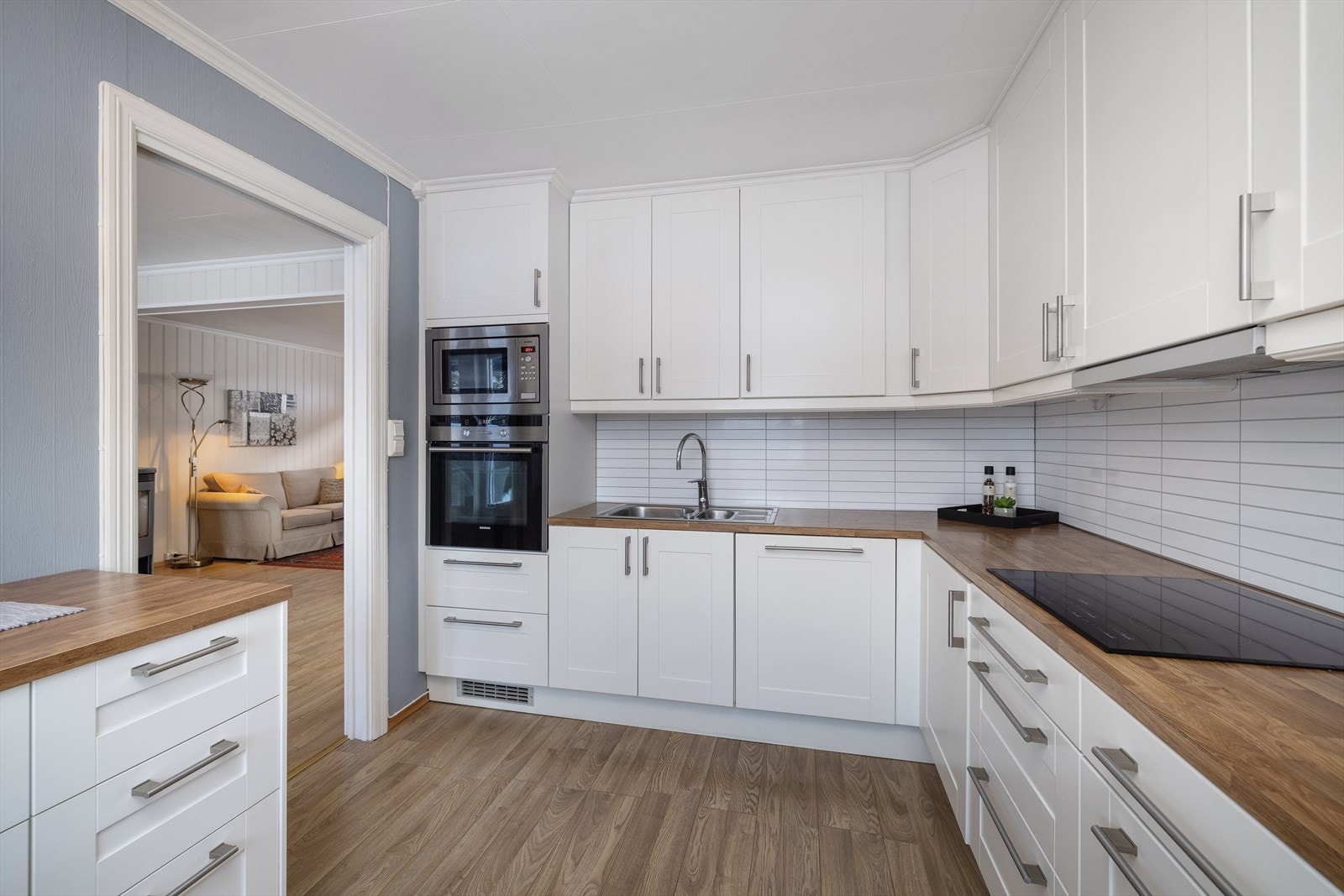 Innredningen byr på godt med oppbevaringsplass og er utstyrt med integrerte hvitevarer som oppvaskmaskin, komfyr, platetopp og mikrobølgeovn. Galleribilde