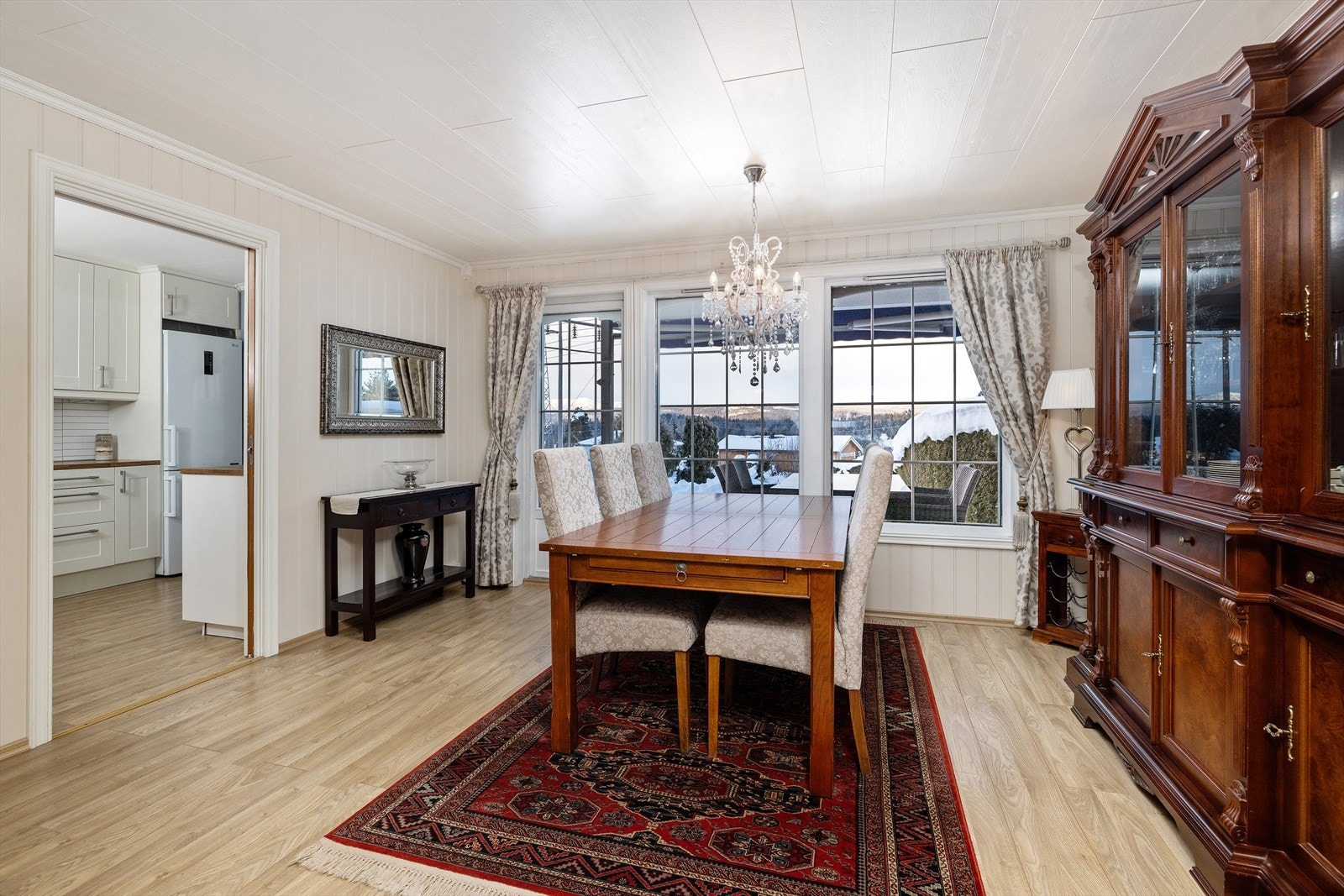 Mens spisestue ligger praktisk til med i nærhet til kjøkkenet. Galleribilde