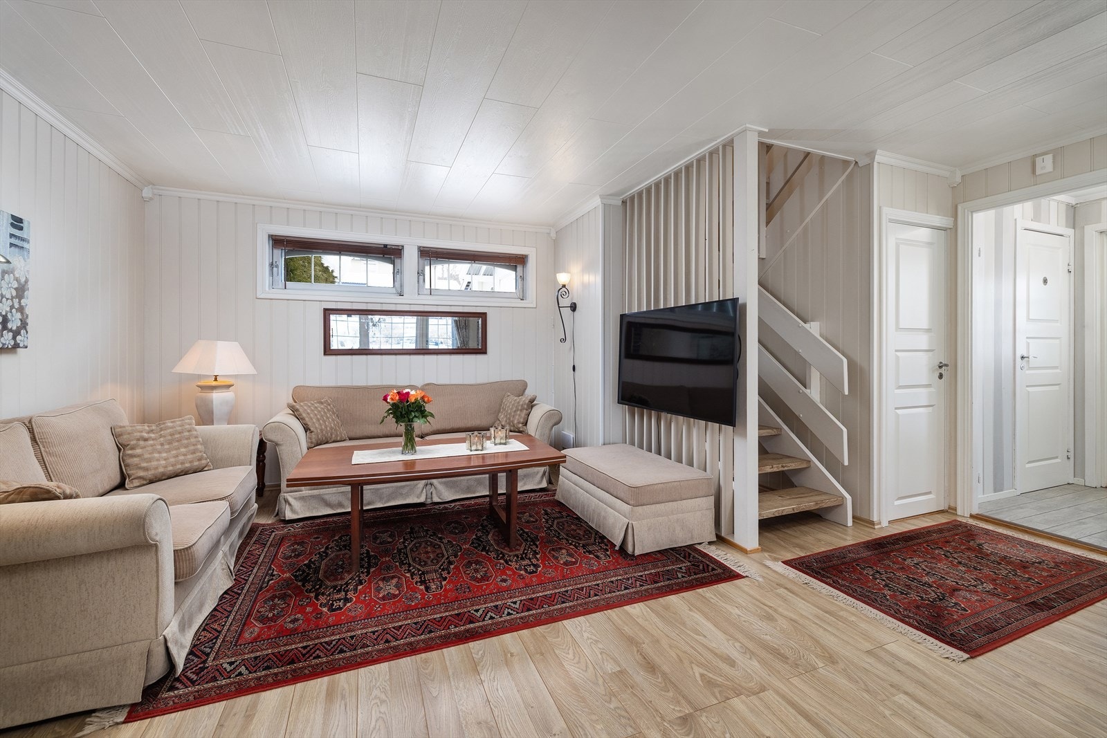 Sofagruppa har sin naturlige plassering i enden av rommet. Galleribilde