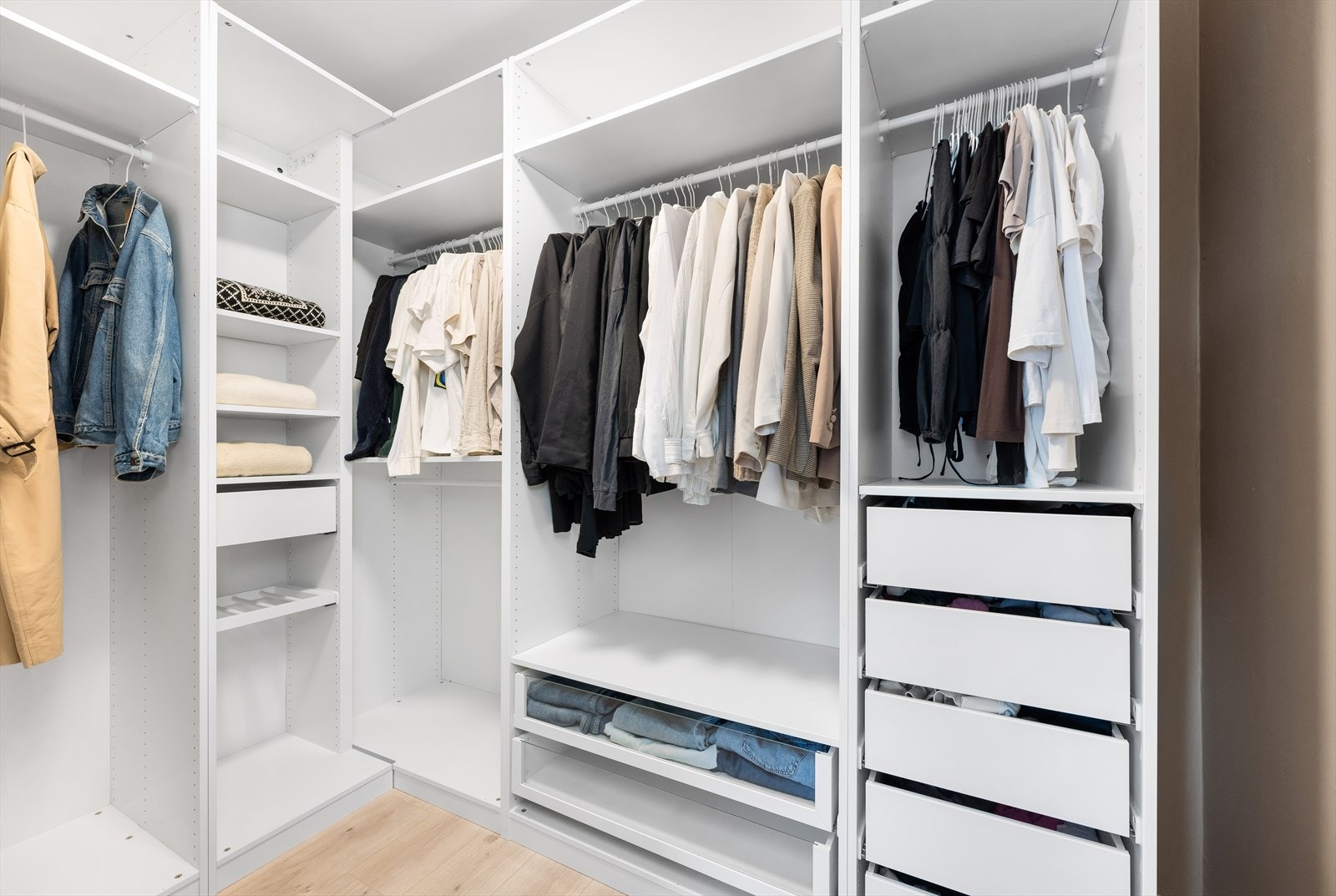 Stort innebygd garderobeskap. Galleribilde