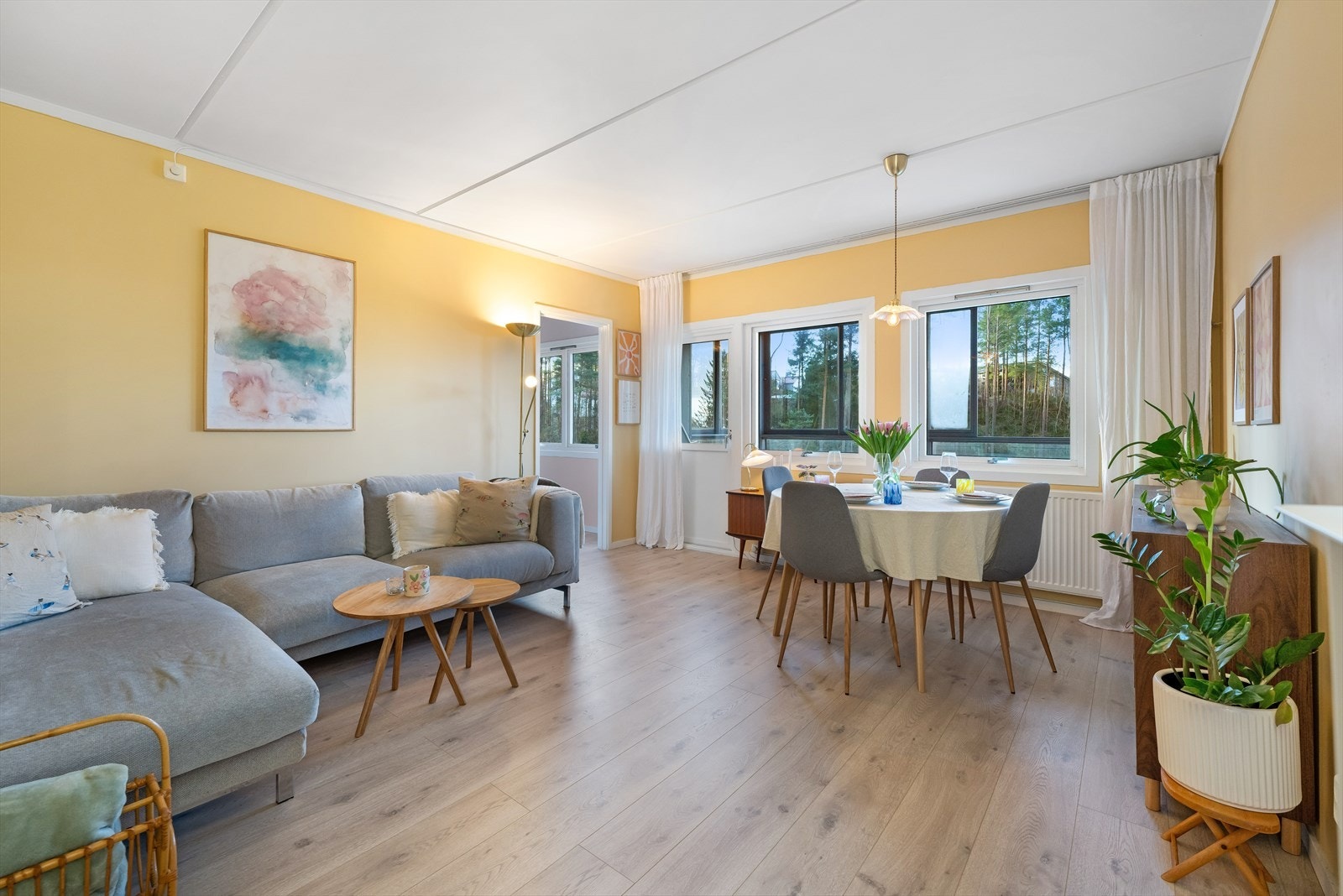 Stuen er et lyst og innbydende rom med store vindusflater som slipper inn rikelig med dagslys. Galleribilde